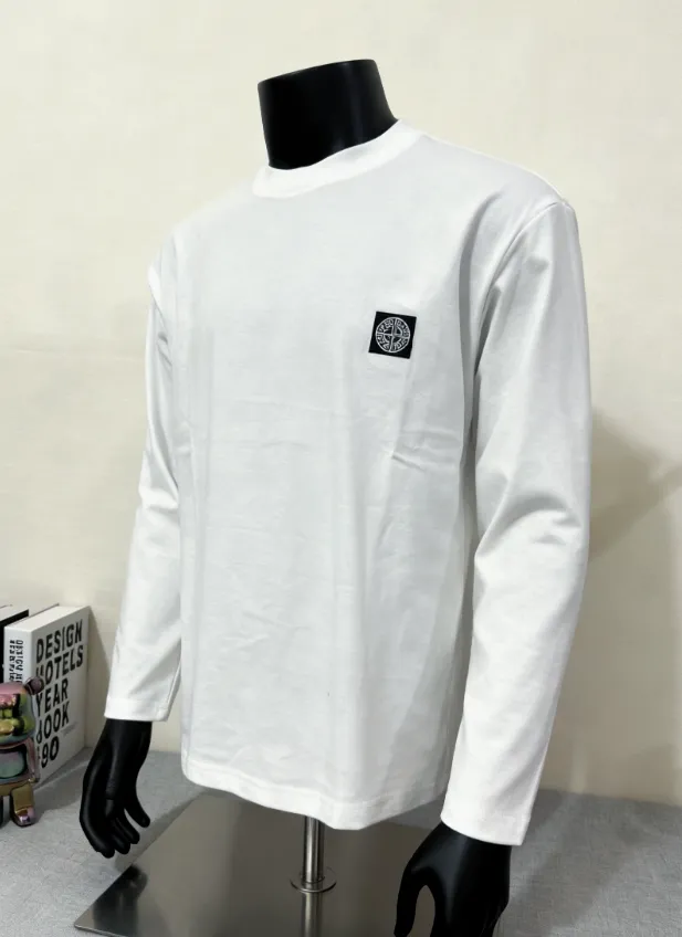 P180 Stone Island STONE ISLAND top version FW new long-sleeved T-shirt, classic style official website synchronization, embroidered small label LOGO long-sleeved T-shirt, 64-count high-density 280g double yarn pure cotton fabric, imported machine embroidered small label, embroidered letters are clean and neat, the letters are clear, supports NFC scanning to enter the official website, ready-to-wear collar hemming, shoulder hemming strips, collar tightly threaded , it has been processed by high-temperature color fixing and washing process before leaving the factory. It will not fade, shrink or pill. The style is simple, classic, soft and comfortable, a must-have wardrobe item. Color: black white, size: XS-L (the maximum L can wear 200 pounds)